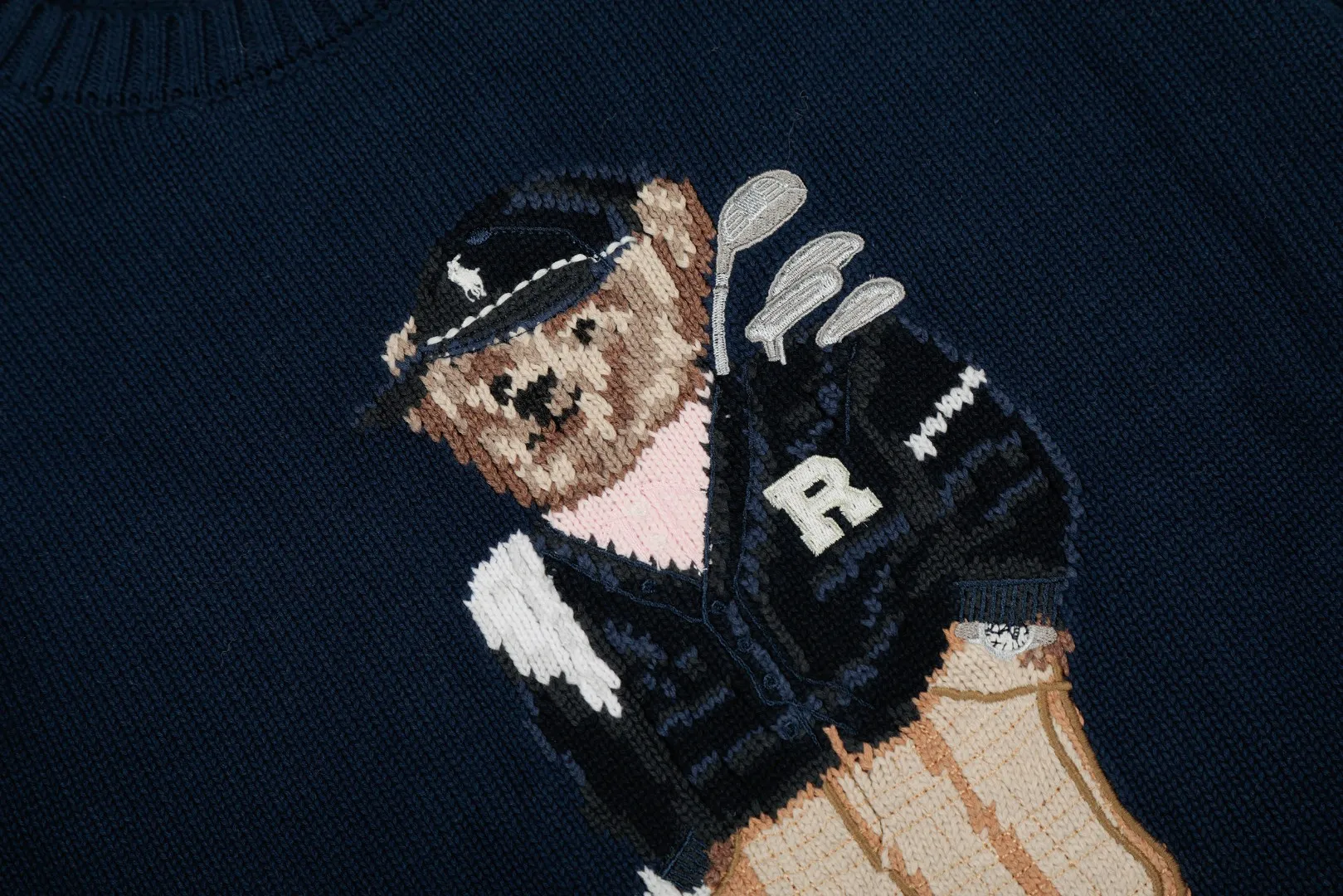 P470 Top quality" Style number: DS884# (not off the shelves all year round) [Ralph Lauren heavy industry bear golf autumn and winter couples knitted crew neck sweater] ✅Ralph Lauren Ralph Lauren classic basic bear heavy craftsman knitted sweater for men and women couples ✅Main supply platform live broadcast Wholesale entity Replacement when out of stock Not removed from shelves ✅ZP quality 1:1 version Scan the code to enter the GF website Counter quality ✅Detailed quality The only one in Guangzhou Imported quality cotton yarn Focus on high-end, cost-effective, and good quality. Needless to say, the version is restored to the original version. The maximum size can be worn up to 190 pounds. Loose, comfortable and stress-free. ✅The upper body is simple and easy to match. A must-have for men. Good-looking clothes are never picky. A must-have for couples. Recommended for wardrobe. Size: S-XL Color: Navy